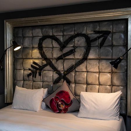 더 익스비셔니스트 호텔 바이 더키컬렉션 런던 외부 사진 A headboard