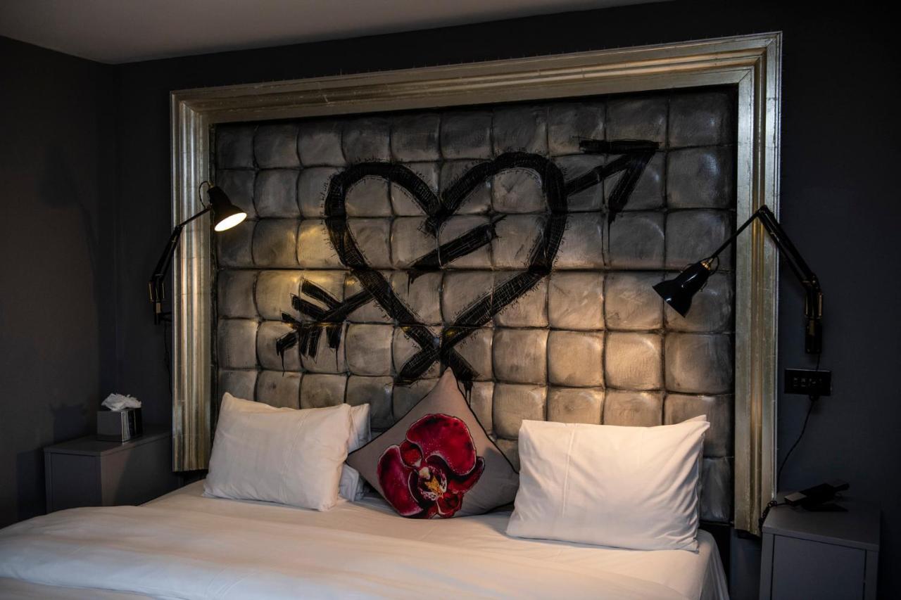 더 익스비셔니스트 호텔 바이 더키컬렉션 런던 외부 사진 A headboard