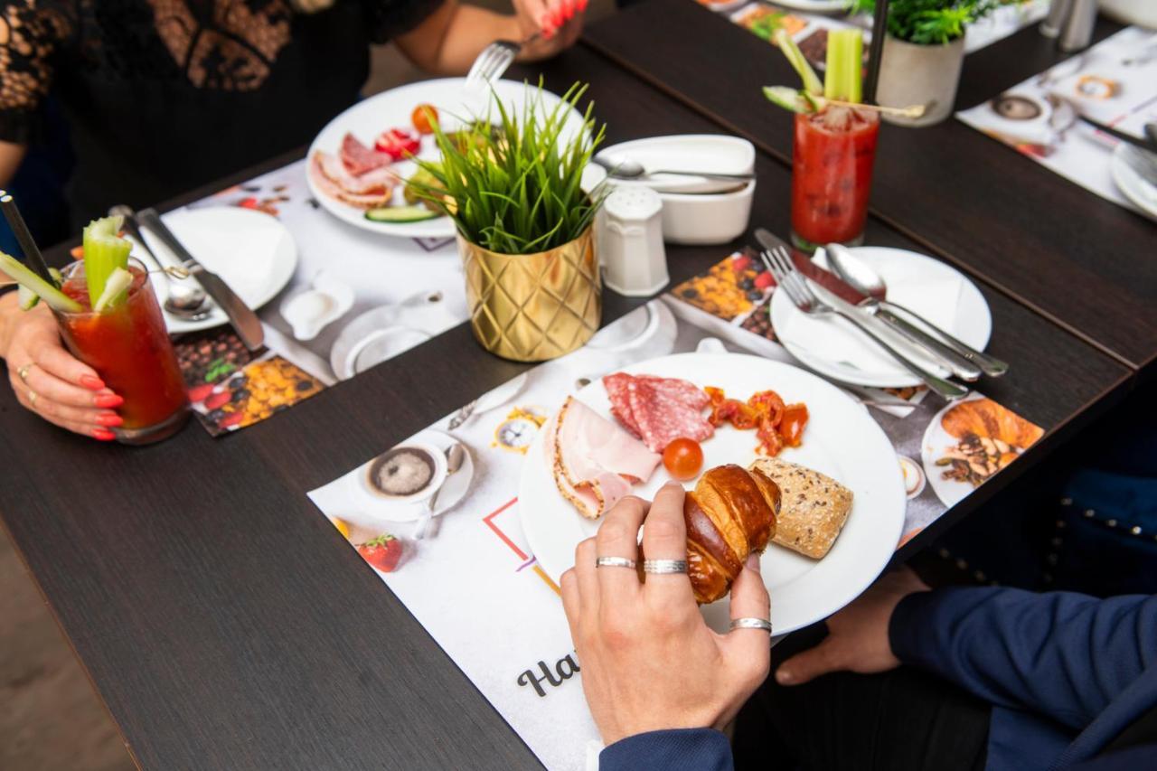 더 익스비셔니스트 호텔 바이 더키컬렉션 런던 외부 사진 A brunch at the restaurant