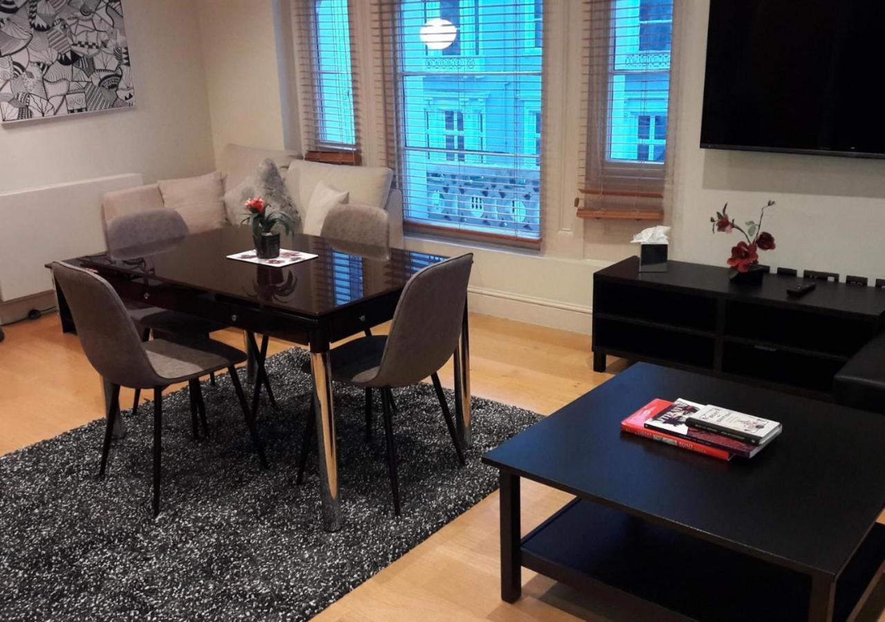 더 익스비셔니스트 호텔 바이 더키컬렉션 런던 외부 사진 A living room in a typical apartment