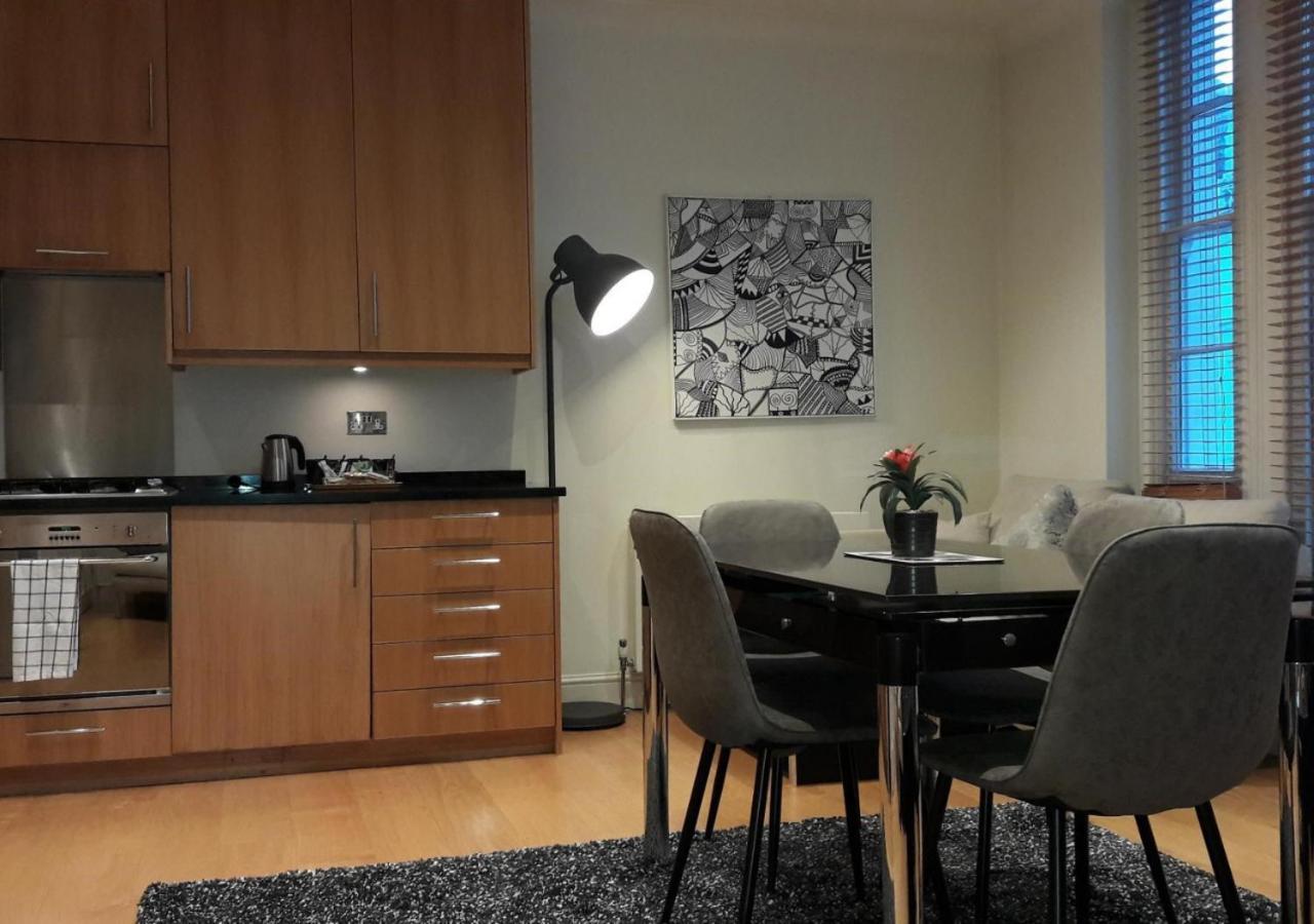 더 익스비셔니스트 호텔 바이 더키컬렉션 런던 외부 사진 A kitchen in a serviced apartment in London